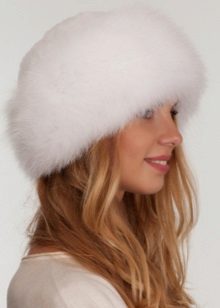 Зимові жіночі шапки 2020-2021 (77 фото): хутряні моделі, шапки-вушанки, з помпоном і з вушками, кубанка, з козирком шкіряні