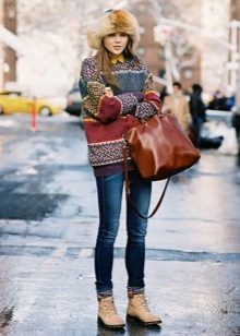 Зимові жіночі шапки 2020-2021 (77 фото): хутряні моделі, шапки-вушанки, з помпоном і з вушками, кубанка, з козирком шкіряні