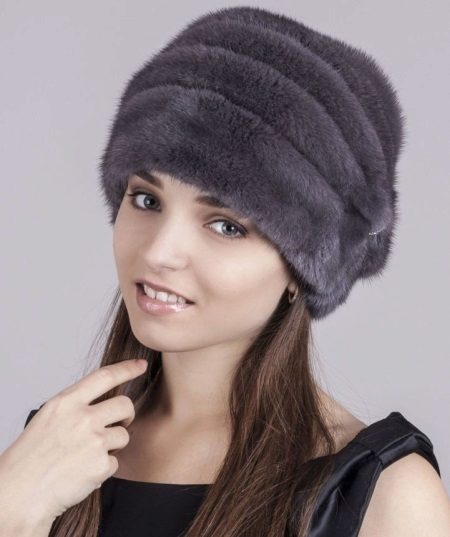Зимові жіночі шапки 2020-2021 (77 фото): хутряні моделі, шапки-вушанки, з помпоном і з вушками, кубанка, з козирком шкіряні