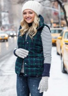 Зимові жіночі шапки 2020-2021 (77 фото): хутряні моделі, шапки-вушанки, з помпоном і з вушками, кубанка, з козирком шкіряні