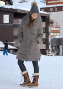 Зимові жіночі шапки 2020-2021 (77 фото): хутряні моделі, шапки-вушанки, з помпоном і з вушками, кубанка, з козирком шкіряні