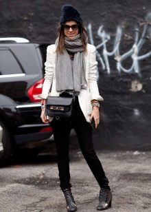 Зимові жіночі шапки 2020-2021 (77 фото): хутряні моделі, шапки-вушанки, з помпоном і з вушками, кубанка, з козирком шкіряні