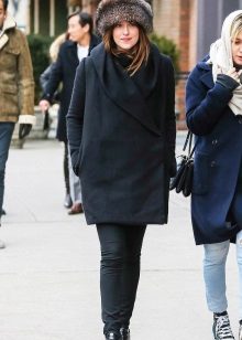 Зимові жіночі шапки 2020-2021 (77 фото): хутряні моделі, шапки-вушанки, з помпоном і з вушками, кубанка, з козирком шкіряні