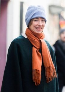 Зимові жіночі шапки 2020-2021 (77 фото): хутряні моделі, шапки-вушанки, з помпоном і з вушками, кубанка, з козирком шкіряні