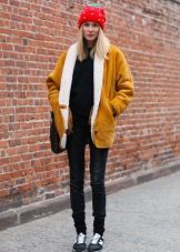 Зимові жіночі шапки 2020-2021 (77 фото): хутряні моделі, шапки-вушанки, з помпоном і з вушками, кубанка, з козирком шкіряні