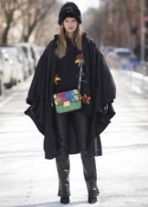 Зимові жіночі шапки 2020-2021 (77 фото): хутряні моделі, шапки-вушанки, з помпоном і з вушками, кубанка, з козирком шкіряні