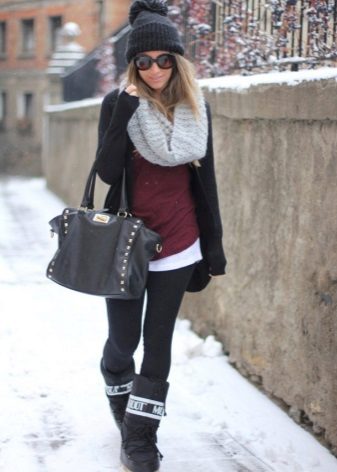 Зимові жіночі шапки 2020-2021 (77 фото): хутряні моделі, шапки-вушанки, з помпоном і з вушками, кубанка, з козирком шкіряні