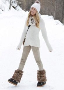 Зимові жіночі шапки 2020-2021 (77 фото): хутряні моделі, шапки-вушанки, з помпоном і з вушками, кубанка, з козирком шкіряні