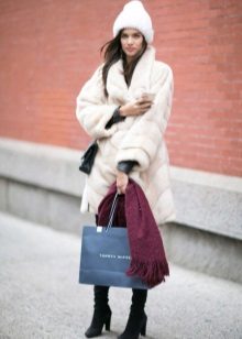 Зимові жіночі шапки 2020-2021 (77 фото): хутряні моделі, шапки-вушанки, з помпоном і з вушками, кубанка, з козирком шкіряні