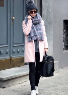 Зимові жіночі шапки 2020-2021 (77 фото): хутряні моделі, шапки-вушанки, з помпоном і з вушками, кубанка, з козирком шкіряні