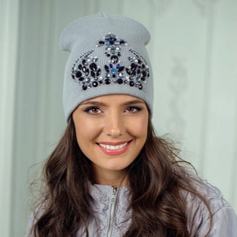 Зимові жіночі шапки 2020-2021 (77 фото): хутряні моделі, шапки-вушанки, з помпоном і з вушками, кубанка, з козирком шкіряні