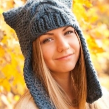 Зимові жіночі шапки 2020-2021 (77 фото): хутряні моделі, шапки-вушанки, з помпоном і з вушками, кубанка, з козирком шкіряні