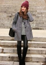 Зимові жіночі шапки 2020-2021 (77 фото): хутряні моделі, шапки-вушанки, з помпоном і з вушками, кубанка, з козирком шкіряні