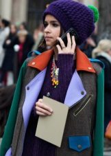 Зимові жіночі шапки 2020-2021 (77 фото): хутряні моделі, шапки-вушанки, з помпоном і з вушками, кубанка, з козирком шкіряні