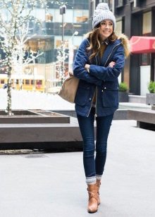 Зимові жіночі шапки 2020-2021 (77 фото): хутряні моделі, шапки-вушанки, з помпоном і з вушками, кубанка, з козирком шкіряні