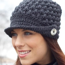 Зимові жіночі шапки 2020-2021 (77 фото): хутряні моделі, шапки-вушанки, з помпоном і з вушками, кубанка, з козирком шкіряні