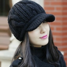 Зимові жіночі шапки 2020-2021 (77 фото): хутряні моделі, шапки-вушанки, з помпоном і з вушками, кубанка, з козирком шкіряні