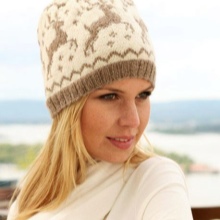 Зимові жіночі шапки 2020-2021 (77 фото): хутряні моделі, шапки-вушанки, з помпоном і з вушками, кубанка, з козирком шкіряні