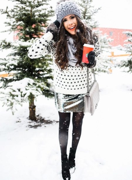 Зимові жіночі шапки 2020-2021 (77 фото): хутряні моделі, шапки-вушанки, з помпоном і з вушками, кубанка, з козирком шкіряні