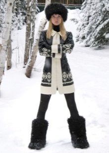 Зимові жіночі шапки 2020-2021 (77 фото): хутряні моделі, шапки-вушанки, з помпоном і з вушками, кубанка, з козирком шкіряні