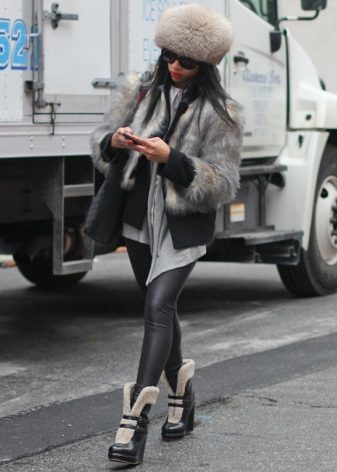 Зимові жіночі шапки 2020-2021 (77 фото): хутряні моделі, шапки-вушанки, з помпоном і з вушками, кубанка, з козирком шкіряні