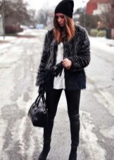 Зимові жіночі шапки 2020-2021 (77 фото): хутряні моделі, шапки-вушанки, з помпоном і з вушками, кубанка, з козирком шкіряні