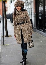 Зимові жіночі шапки 2020-2021 (77 фото): хутряні моделі, шапки-вушанки, з помпоном і з вушками, кубанка, з козирком шкіряні