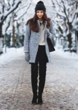 Зимові жіночі шапки 2020-2021 (77 фото): хутряні моделі, шапки-вушанки, з помпоном і з вушками, кубанка, з козирком шкіряні