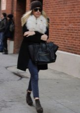 Зимові жіночі шапки 2020-2021 (77 фото): хутряні моделі, шапки-вушанки, з помпоном і з вушками, кубанка, з козирком шкіряні