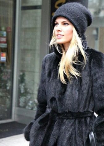 Зимові жіночі шапки 2020-2021 (77 фото): хутряні моделі, шапки-вушанки, з помпоном і з вушками, кубанка, з козирком шкіряні