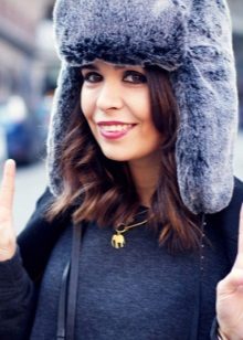 Зимові жіночі шапки 2020-2021 (77 фото): хутряні моделі, шапки-вушанки, з помпоном і з вушками, кубанка, з козирком шкіряні