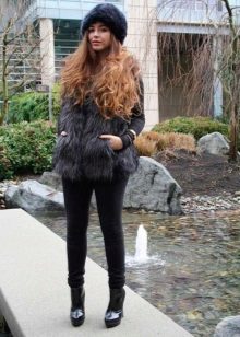 Зимові жіночі шапки 2020-2021 (77 фото): хутряні моделі, шапки-вушанки, з помпоном і з вушками, кубанка, з козирком шкіряні