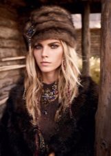 Зимові жіночі шапки 2020-2021 (77 фото): хутряні моделі, шапки-вушанки, з помпоном і з вушками, кубанка, з козирком шкіряні