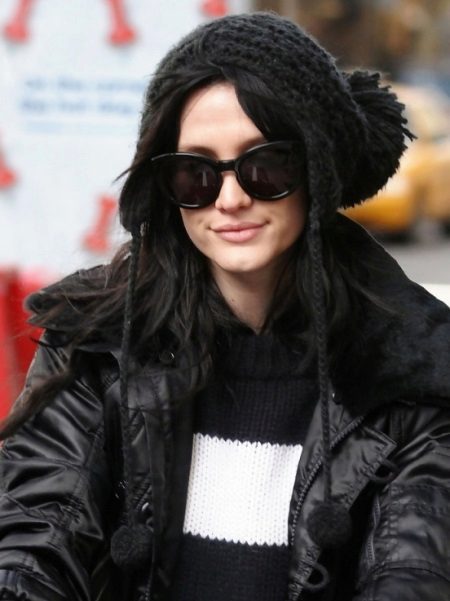 Зимові жіночі шапки 2020-2021 (77 фото): хутряні моделі, шапки-вушанки, з помпоном і з вушками, кубанка, з козирком шкіряні