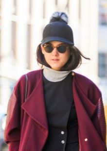 Зимові жіночі шапки 2020-2021 (77 фото): хутряні моделі, шапки-вушанки, з помпоном і з вушками, кубанка, з козирком шкіряні