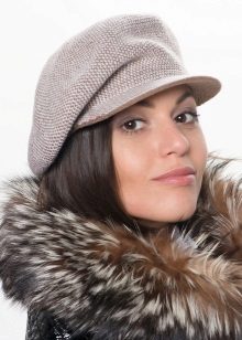 Зимова кепка (71 фото): жіночі хутряні моделі з козирком, бейсболки, з одворотом і вушками, в’язана, з нерпи та шкіри