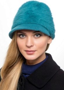 Зимова кепка (71 фото): жіночі хутряні моделі з козирком, бейсболки, з одворотом і вушками, в’язана, з нерпи та шкіри