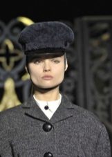 Зимова кепка (71 фото): жіночі хутряні моделі з козирком, бейсболки, з одворотом і вушками, в’язана, з нерпи та шкіри