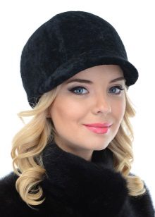 Зимова кепка (71 фото): жіночі хутряні моделі з козирком, бейсболки, з одворотом і вушками, в’язана, з нерпи та шкіри