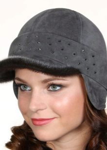 Зимова кепка (71 фото): жіночі хутряні моделі з козирком, бейсболки, з одворотом і вушками, в’язана, з нерпи та шкіри