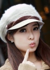 Зимова кепка (71 фото): жіночі хутряні моделі з козирком, бейсболки, з одворотом і вушками, в’язана, з нерпи та шкіри