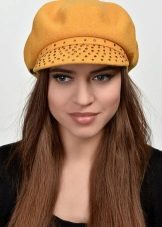 Зимова кепка (71 фото): жіночі хутряні моделі з козирком, бейсболки, з одворотом і вушками, в’язана, з нерпи та шкіри