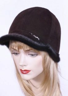 Зимова кепка (71 фото): жіночі хутряні моделі з козирком, бейсболки, з одворотом і вушками, в’язана, з нерпи та шкіри