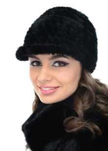 Зимова кепка (71 фото): жіночі хутряні моделі з козирком, бейсболки, з одворотом і вушками, в’язана, з нерпи та шкіри