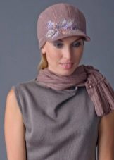 Зимова кепка (71 фото): жіночі хутряні моделі з козирком, бейсболки, з одворотом і вушками, в’язана, з нерпи та шкіри