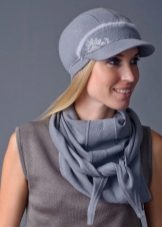 Зимова кепка (71 фото): жіночі хутряні моделі з козирком, бейсболки, з одворотом і вушками, в’язана, з нерпи та шкіри