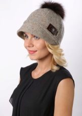 Зимова кепка (71 фото): жіночі хутряні моделі з козирком, бейсболки, з одворотом і вушками, в’язана, з нерпи та шкіри