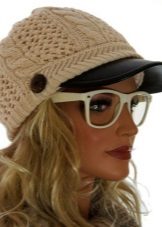 Зимова кепка (71 фото): жіночі хутряні моделі з козирком, бейсболки, з одворотом і вушками, в’язана, з нерпи та шкіри