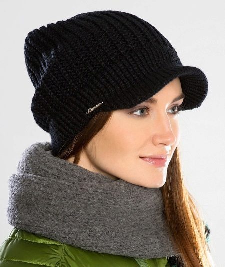 Зимова кепка (71 фото): жіночі хутряні моделі з козирком, бейсболки, з одворотом і вушками, в’язана, з нерпи та шкіри