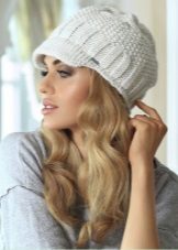 Зимова кепка (71 фото): жіночі хутряні моделі з козирком, бейсболки, з одворотом і вушками, в’язана, з нерпи та шкіри